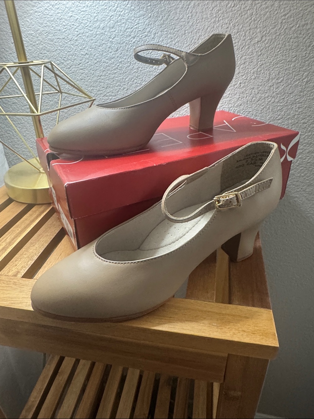 2" STUDENT FOOTLIGHT CHARACTER SHOE
capezio new